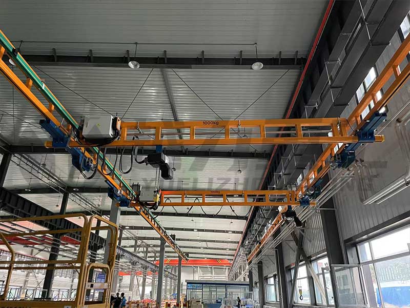 KBK起重機作為一種高效、安全、可靠的起重設備，廣泛應用于工廠、倉庫、生產(chǎn)線等工業(yè)領域。因其模塊化設計、操作靈活、安裝簡便等優(yōu)點，深受企業(yè)用戶的青睞。那么，KBK起重機品牌有哪些？哪個牌子的KBK起重機好呢？ KBK起重機的品牌概述 KBK起重機的品牌眾多，其中德馬格、科尼和越力重工是市場上較為知名的品牌。 德馬格（進口品牌）：德馬格是全球領先的物料搬運和起重解決方案提供商之一。其KBK起重機系統(tǒng)以其高效、穩(wěn)定、可靠的性能而著稱。德馬格的KBK起重機設計先進，具有出色的承重能力和靈活性，能夠滿足各種復雜環(huán)境下的作業(yè)需求。 科尼（進口品牌）：科尼是一家擁有百年歷史的物料搬運設備制造商。其KBK起重機產(chǎn)品在市場上也享有較高的聲譽。科尼的KBK起重機設計合理，結(jié)構(gòu)緊湊，操作簡便，能夠滿足各種工業(yè)生產(chǎn)線的需求。 越力重工：越力重工是國內(nèi)KBK起重機制造商之一，并且在國內(nèi)也具有一定的市場份額。越力重工注重產(chǎn)品質(zhì)量和性能的提升，引進德國生產(chǎn)工藝和標準，嚴格把控質(zhì)量控制體系，確保每一臺KBK起重機都達到標準和用戶要求。此外，此外，越力重工還提供全方位的售前咨詢、售中服務和售后支持，確保用戶在使用過程中得到及時、專業(yè)的幫助。 除了德馬格、科尼和越力重工之外，市場上還有訊飛、重望起重、鼎鑫等眾多知名品牌。這些品牌在市場上都有不錯的口碑和市場份額，用戶可以根據(jù)自己的實際需求和預算進行選擇。 如何選擇好的KBK起重機品牌 在眾多品牌中，選擇一個好的KBK起重機品牌對于確保起重作業(yè)的安全和效率至關(guān)重要。以下是一些建議，幫助您做出明智的選擇： 考察品牌實力：了解品牌的歷史、規(guī)模、技術(shù)實力和市場占有率等信息。選擇具有悠久歷史、強大技術(shù)實力和良好市場口碑的品牌，可以確保產(chǎn)品的質(zhì)量和服務的可靠性。 關(guān)注產(chǎn)品質(zhì)量：質(zhì)量是選擇KBK起重機品牌的首要因素。通過查閱產(chǎn)品說明書、了解產(chǎn)品的制造工藝和質(zhì)量控制體系，以及查看產(chǎn)品的實際運行效果和用戶評價，可以判斷產(chǎn)品的質(zhì)量水平。 考慮性能需求：根據(jù)作業(yè)環(huán)境和需求，選擇合適的KBK起重機類型和規(guī)格。例如，對于需要頻繁移動和定位的作業(yè)，可以選擇具有高精度和高穩(wěn)定性的起重機；對于需要承受大負荷的作業(yè)，可以選擇具有強大承重能力的起重機。 了解售后服務：良好的售后服務是確保起重機長期穩(wěn)定運行的重要保障。了解品牌的售后服務政策、服務網(wǎng)絡和服務質(zhì)量等信息，可以確保在使用過程中得到及時、專業(yè)的支持和幫助。 參考用戶評價：通過查閱用戶評價、咨詢專業(yè)人士或參觀展會等方式，了解用戶對各個品牌的評價和反饋。這有助于您更全面地了解品牌的實際表現(xiàn)和用戶滿意度。 KBK起重機的類型 KBK起重機的類型也多種多樣，安裝軌道形式分為柔性、剛性和鋁合金三種，根據(jù)安裝方式分為自立式、懸掛式，根據(jù)驅(qū)動方式分為手動和電動等。用戶可以根據(jù)自己的實際需求和作業(yè)環(huán)境進行選擇，以確保起重機的性能和效率得到充分發(fā)揮。也可以詳細咨詢KBK起重機廠家，在上面提到的這些KBK起重機品牌都會提供合理、實用性高的方案給到用戶，因此在類型的了解和選擇上并不需要下太大的功夫。 綜上所述，選擇一個好的KBK起重機品牌需要綜合考慮多個因素。德馬格、科尼和越力重工作為市場上較為知名的品牌，具有出色的產(chǎn)品質(zhì)量、性能和服務。用戶可以根據(jù)自己的實際需求和預算進行選擇，以確保獲得最佳的起重解決方案。